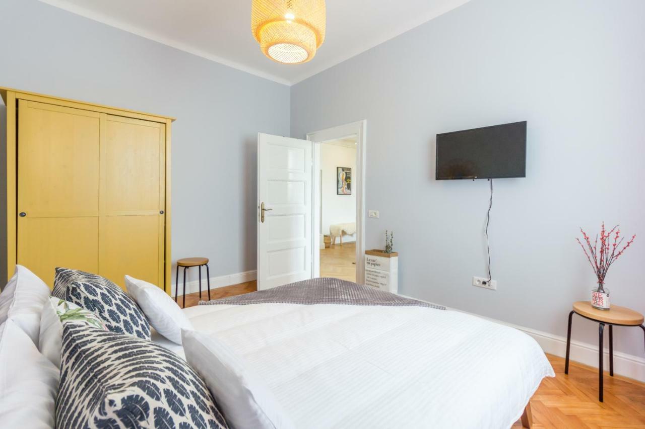 City Chic 3 Bedroom Apartment Клуж-Напока Экстерьер фото